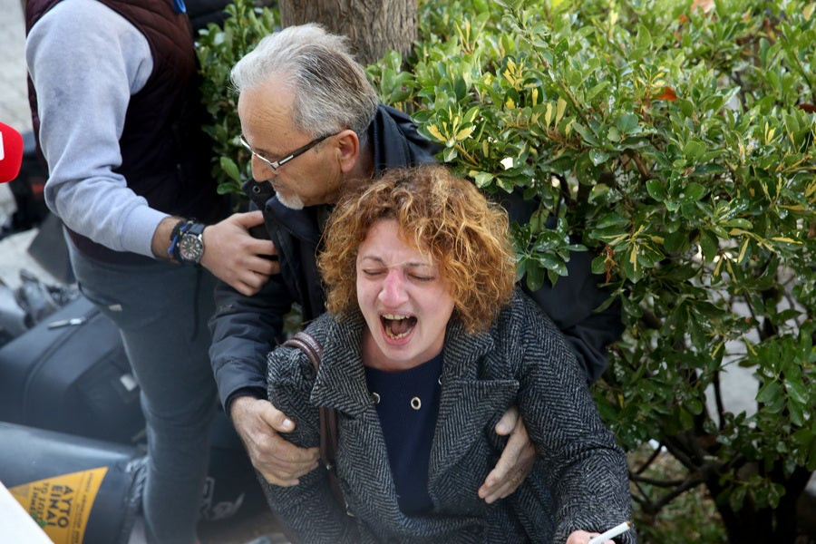Κάρφωνε με στυλό τον φονιά της κόρης της φωνάζοντας «Θάνατος! Δεν θα ζήσεις!» – Ξύλο στα δικαστήρια από τους γονείς και τα αδέρφια της Δώρας Ζέμπερη